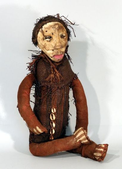null Afrique. Vaudou. Impressionnante poupée vaudou avec tête en terre. H. 40cm.