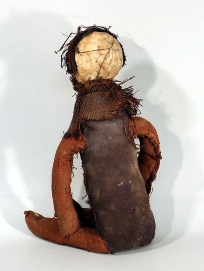 null Afrique. Vaudou. Impressionnante poupée vaudou avec tête en terre. H. 40cm.