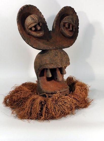 null Afrique. Cameroun/Nigéria. Important masque de danse Mambila. H. 57cm.
