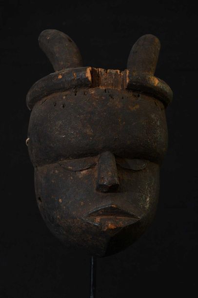 null OGONI (Nigériea). Masque à corne. Patine fumée. Accidents 23cm    