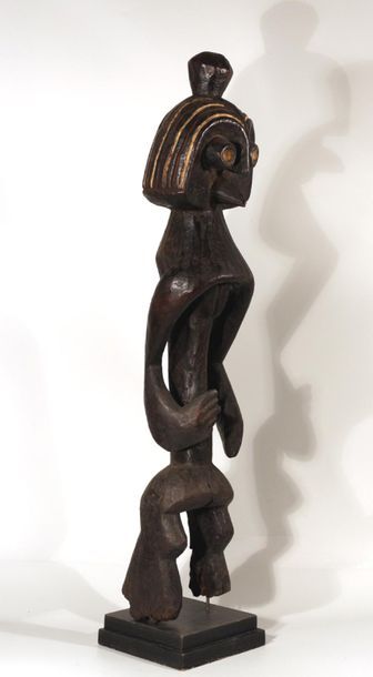 null Afrique. Statuette Mumuyé. Patine sombre. H. 69cm.