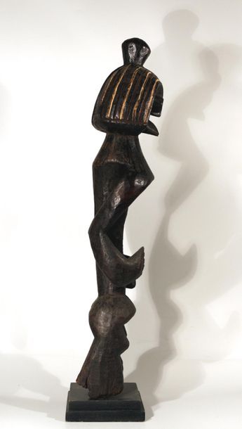 null Afrique. Statuette Mumuyé. Patine sombre. H. 69cm.