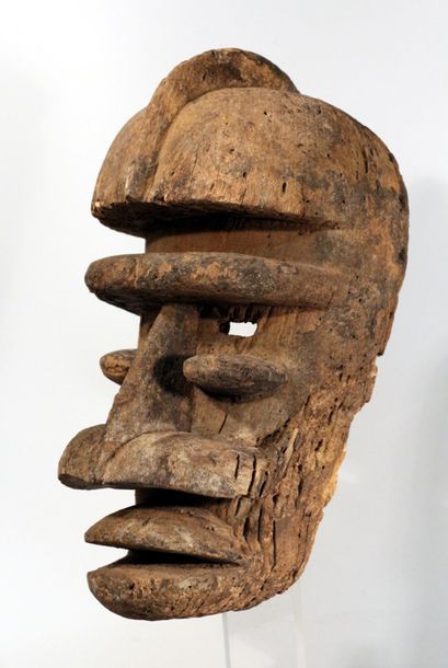 null Afrique. Masque de guerrier Glé - Bété, Côte d'Ivoire. Rare et beau masque érodé....