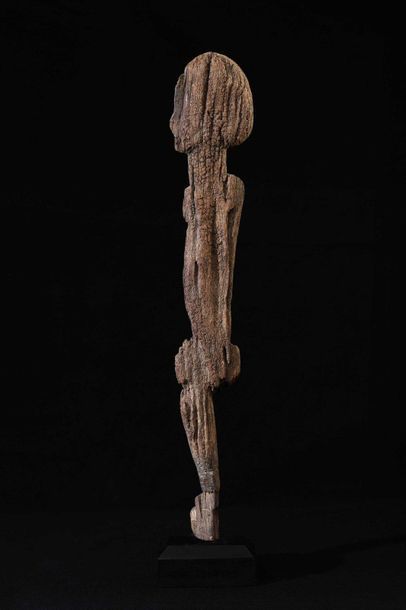 null DOGON (Mali). Fragment de statuette d'homme. Erosion, ancienne patine d'usage....