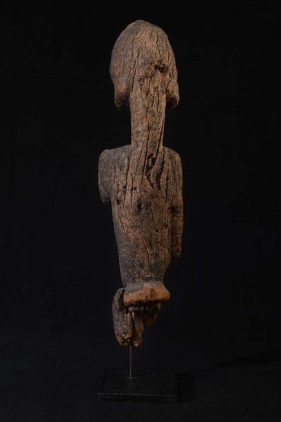 null TELEM, DOGON (Mali). Fragment d'une statuette féminine mutilée. Très belle patine...