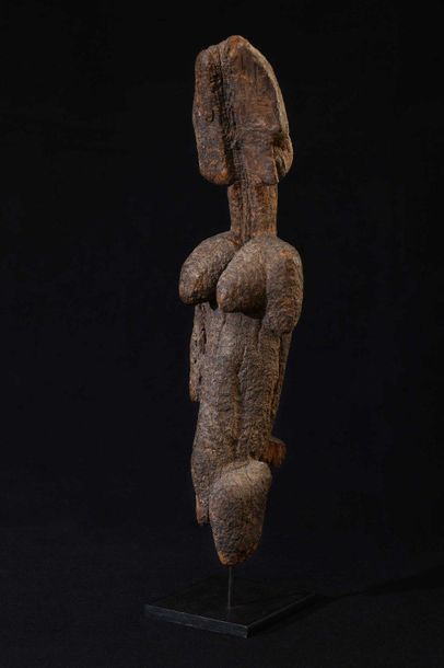 null TELEM, DOGON (Mali). Fragment d'une statuette féminine mutilée. Très belle patine...