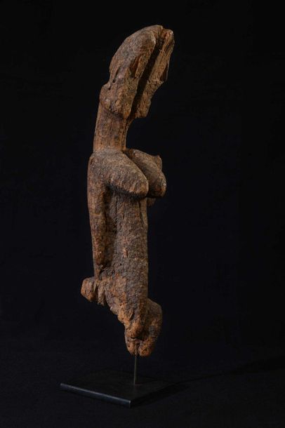 null TELEM, DOGON (Mali). Fragment d'une statuette féminine mutilée. Très belle patine...