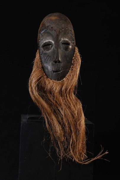 null LEGA (Congo ex Zaïre). Masque d'homme en bois à patine noir et barbe en raffia...