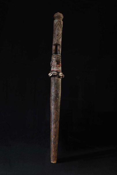 null CHAMBA (Nigeria) Bâton agrémenté de cauris 48 cm    