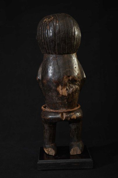 null N BAKA (Zaïre) Statuette masculine, ceinture en cuivre au niveau des hanches....