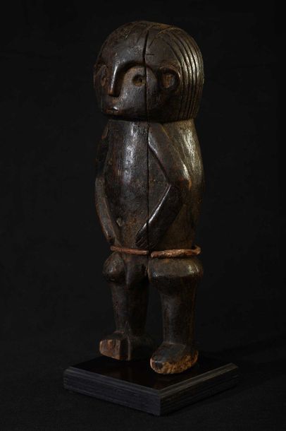 null N BAKA (Zaïre) Statuette masculine, ceinture en cuivre au niveau des hanches....