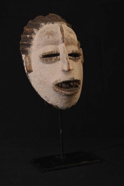 null IGBO (Nigéria). Masque recouvert de Kaolin blanc. Fente sur le visage 20cm  ...