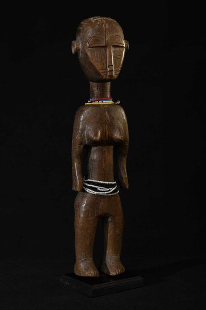 null AGNI (Côte d'Ivoire) Statuette féminine ornée de colliers et ceinture de petites...
