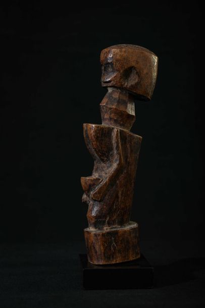 null DOGON (Mali). Statuette féminine portant une coupe Patine naturelle 21cm   ...