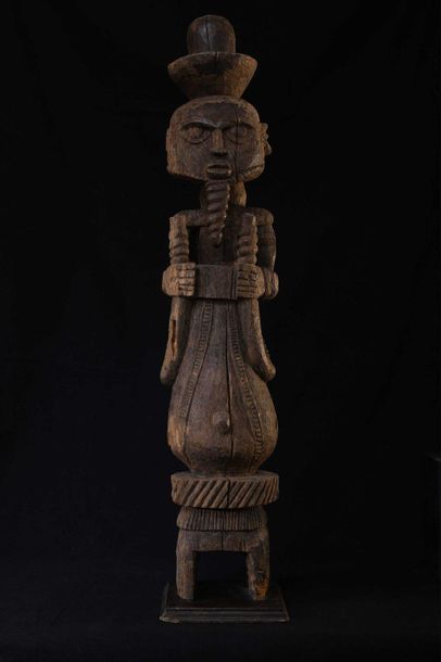 null ORON (Nigéria) Statue ancienne Ekpu. Objet en bois représentant un ancêtre Fentes,...