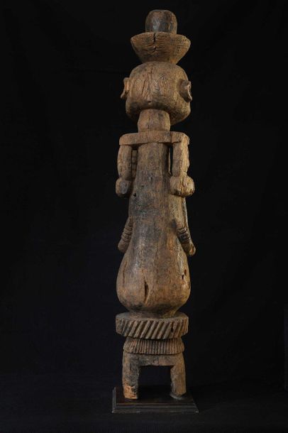 null ORON (Nigéria) Statue ancienne Ekpu. Objet en bois représentant un ancêtre Fentes,...