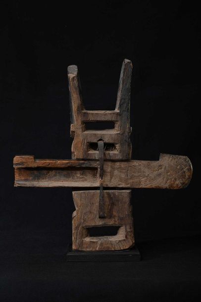 null BAMBARA (Mali) Serrure en bois et attaches en métal. 37cm   12cm