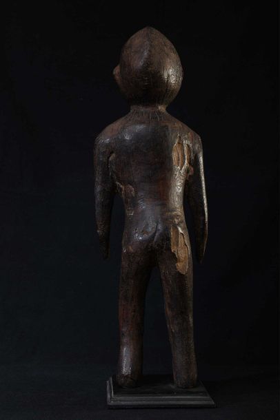 null TIV (Nigéria) Statue masculine à patine sombre Fentes, usures 54cm    
