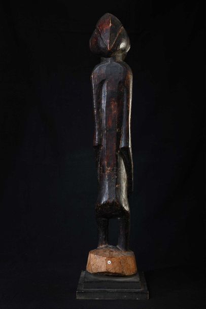 null SENOUFO (Côte d'Ivoire) Grande statue féminine à patine noir laqué Usures et...