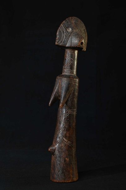 null MOSI (Burkina Fasso) Poupée de fécondité de forme cubiste en bois, ornée de...