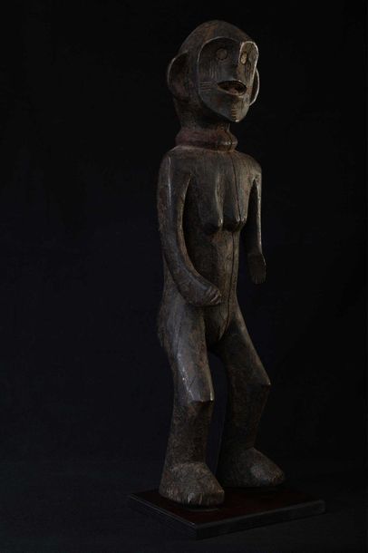 null Montol (Nigeria) Statue féminine ornée d'un collier avec traces d'ocre Fentes,...