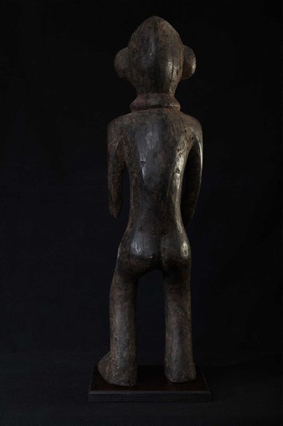 null Montol (Nigeria) Statue féminine ornée d'un collier avec traces d'ocre Fentes,...