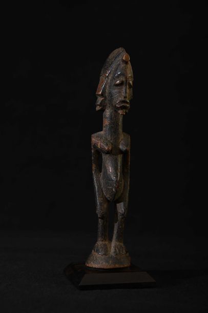 null BAMBARA (Mali). Petite statuette féminine Malinké, coiffe stylisée à profil...