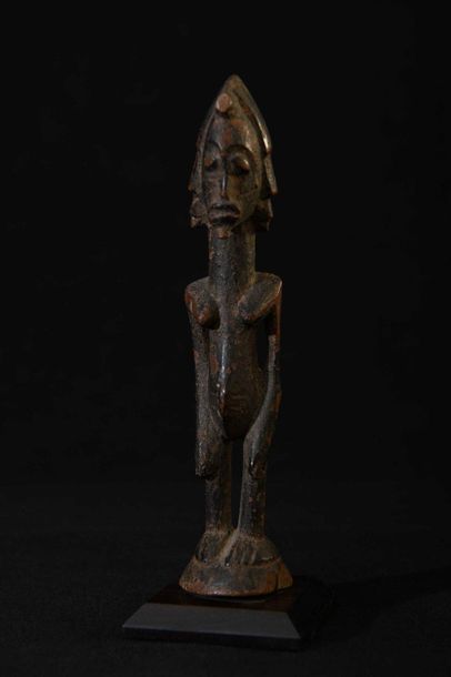 null BAMBARA (Mali). Petite statuette féminine Malinké, coiffe stylisée à profil...