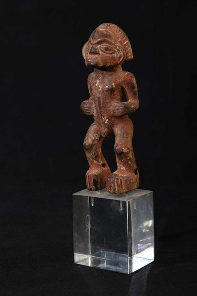 null TSCHOKWE (Angola). Petite statuette masculine avec reste d'ocre. Usuellement...