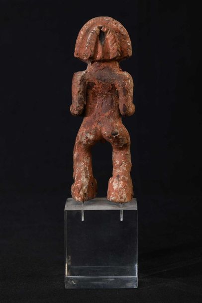 null TSCHOKWE (Angola). Petite statuette masculine avec reste d'ocre. Usuellement...