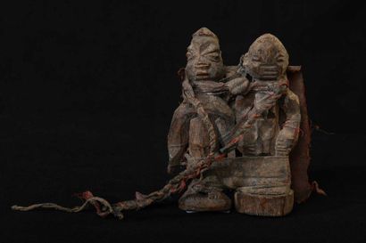 null FON (Togo) Couple de statuettes magiques rattachés par des liens en tissu et...