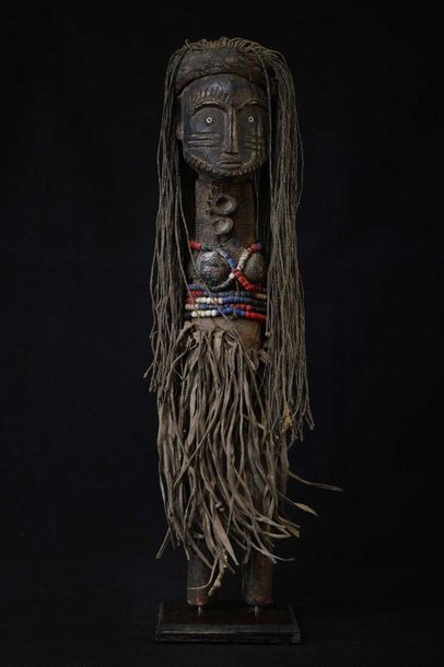 null TURKANA (Kenya) Statuette hermaphrodite en bois représentant probablement la...