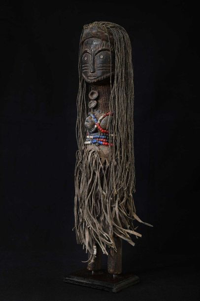 null TURKANA (Kenya) Statuette hermaphrodite en bois représentant probablement la...