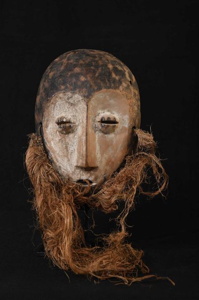 null LEGA (Congo ex Zaïre). Masque en bois polychrome orné d'une barbe en fibre végétale...