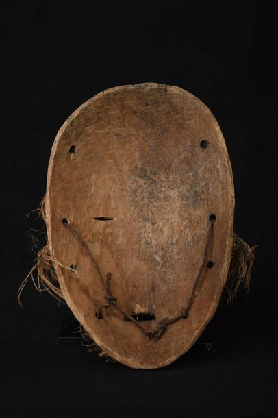 null LEGA (Congo ex Zaïre). Masque en bois polychrome orné d'une barbe en fibre végétale...