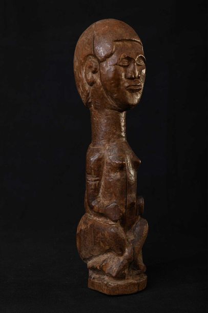 null KUBA (Congo) Figure de notable en bois assis en tailleur à patine naturelle...
