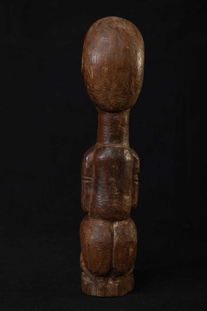 null KUBA (Congo) Figure de notable en bois assis en tailleur à patine naturelle...