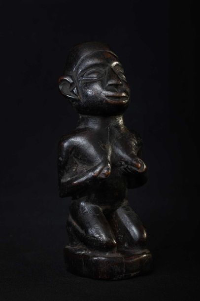 null VILI (Congo). Statuette d'ancêtre féminin en bois les mains sur la poitrine,...