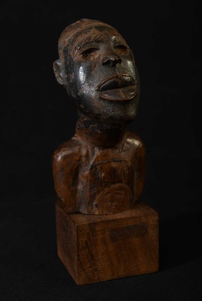 null CONGO. Vestige d'un buste Nkissi, figure protectrice. 13,5cm    