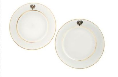  Deux assiettes provenant du service de table de la famille impériale, en porcelaine...