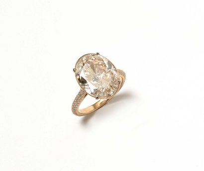 null Bague en or rose 18K 750 millièmes ornée d’un diamant de taille ovale de 7,11...