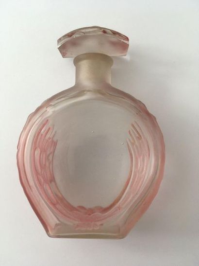 null Vaporisateur Lalique "Calendal" en verre moulé pressé, le vaporisateur en métal...