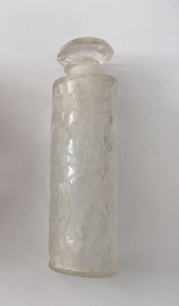 null Flacon Lalique à décor de fleurettes. 

Hauteur : 9 cm