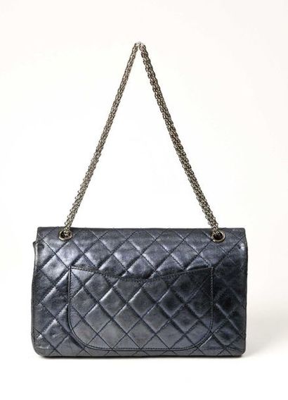 null CHANEL 2.55 Jumbo sac en cuir bleu nuit métallisé à motif de losanges, poche...