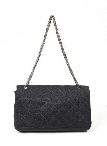 null CHANEL 2.55 Jumbo sac en jersey bleu nuit à motif de losanges, poche plaquée...