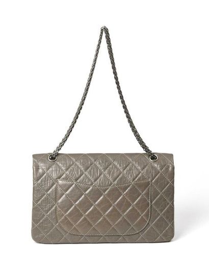 null CHANEL 2.55 Jumbo sac en cuir vieilli bronze à motif de losanges, poche plaquée...