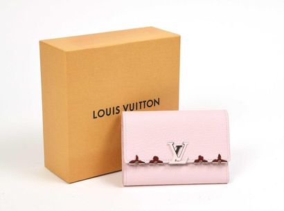 null Louis VUITTON : portefeuille en cuir rose poudré à motif trilobé en émail rouge,...