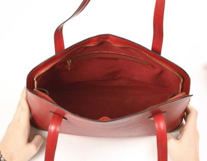 null Louis VUITTON : Lussac sac en cuir épis rouge ouverture par double zip, ouvrant...