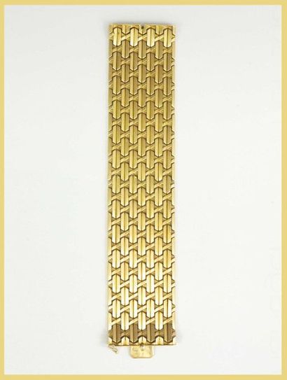  Bracelet manchette en or jaune 18K 750 millièmes à décor de pyramidale concave biseauté...