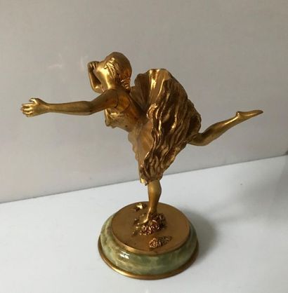 null L'arabesque

Sculpture de danseuse en bronze doré.

Base circulaire en onyx.

Hauteur:...
